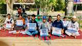 चंडीगढ़ रेलवे के बाहर धरने पर बैठे युवा कांग्रेस के कार्यकर्ता।